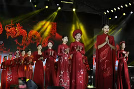 Show thời trang áo dài cưới hút khách Festival Thu Hà Nội 2023