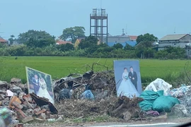 "Ngọt ngào đế mấy cũng tan thành mây", ảnh cưới bị vứt mà xót