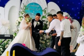 "Lầy lội" như hội bạn thân, tặng quà cưới khiến cô dâu ngại ngùng