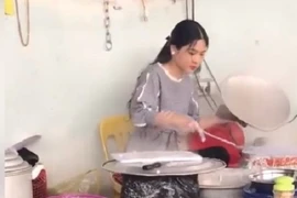 Hot girl bán bánh mướt khiến anh em xếp hàng xin làm rể xứ Nghệ