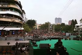 Giới trẻ Hà thành háo hức chờ thời khắc đón mừng năm mới