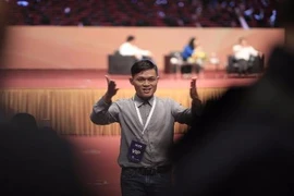 "Fan cuồng" quỳ lạy tỷ phú Jack Ma: Hành động quá lố? 