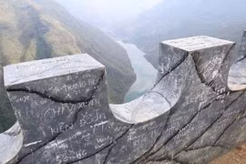 Đỉnh Mã Pì Lèng tan nát vì các cặp đôi vô ý thức vẽ bậy lên đá