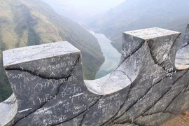 Đỉnh Mã Pì Lèng tan nát vì các cặp đôi vô ý thức vẽ bậy lên đá