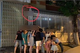 Dân tình xếp hàng chụp ảnh trước nhà Cựu Viện phó VKS ѕàм ѕỡ bé gái