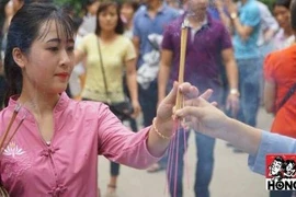 Bóng hồng đội mưa dâng hương Giỗ Tổ Hùng Vương