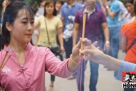 Bóng hồng đội mưa dâng hương Giỗ Tổ Hùng Vương