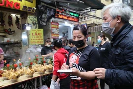 Ngày cuối cùng năm Tân Sửu 2021: “Chợ nhà giàu” Hàng Bè tấp nập người bán, kẻ mua