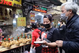 Ngày cuối cùng năm Tân Sửu 2021: “Chợ nhà giàu” Hàng Bè tấp nập người bán, kẻ mua