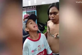 Thiếu niên "giỡn mạng" dùng lưỡi trêu đùa trăn, nhận kết cục đau đớn