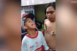 Thiếu niên "giỡn mạng" dùng lưỡi trêu đùa trăn, nhận kết cục đau đớn