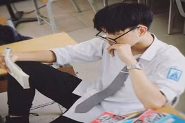 Hot boy cầm bảng trường Amsterdam lại gây sốt với nhan sắc thần thánh