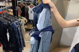 Vào shop quần áo thử đồ, cô gái khiến nhân viên ngao ngán 