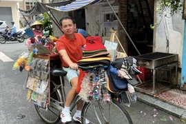 Về Việt Nam "ông vua kim hoàn" khoe dáng với xe bán hàng rong