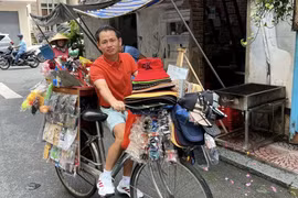 Về Việt Nam "ông vua kim hoàn" khoe dáng với xe bán hàng rong