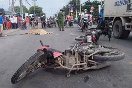 TP HCM: Hai xe máy đâm nhau giữa giao lộ, 4 người thương vong