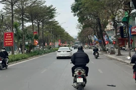 Sáng 30 Tết, Hà Nội chậm rãi, bình yên đến lạ