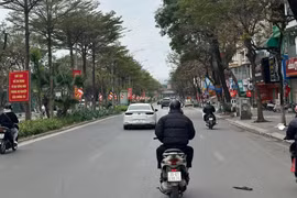 Sáng 30 Tết, Hà Nội chậm rãi, bình yên đến lạ