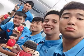 Đội tuyển Việt Nam về nước trên tay với những món quà cực xinh