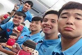 Đội tuyển Việt Nam về nước trên tay với những món quà cực xinh