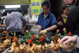 “Chợ nhà giàu” nhộn nhịp khách mua mâm cỗ cúng giao thừa