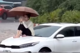 Cô gái “cô đơn giữa biển nước” Hà Nội gây bão mạng