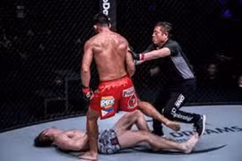 Video: Chỉ 1 cú đấm, võ sĩ MMA khiến đối thủ ngã vật xuống sàn đấu