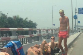 Du khách nước ngoài mặc nội y, phơi nắng "ngả ngớn" tại sân bay Nội Bài