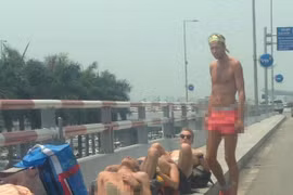 Du khách nước ngoài mặc nội y, phơi nắng "ngả ngớn" tại sân bay Nội Bài