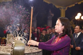 Phó Chủ tịch nước Võ Thị Ánh Xuân dâng hương đền Hai Bà Trưng