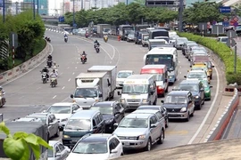 Ôtô nối đuôi trước cửa hầm Thủ Thiêm sau tai nạn liên hoàn