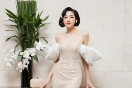 Á hậu Tú Anh đi sự kiện vẫn phải trông con qua camera