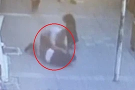 Đánh đập vợ cũ dã man, gã đàn ông nhận bài học nhớ đời