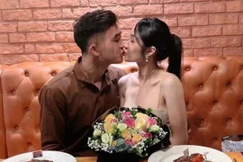 Chàng hot boy U23 Việt Nam "khóa môi" cực ngọt cô giáo hơn 6 tuổi