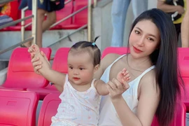 Bà xã thủ môn ĐT Việt Nam khoe sắc vóc "gái 1 con" 