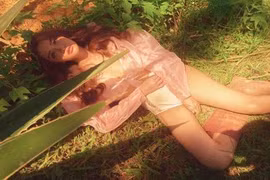 Dân mạng "hết hồn" với hình ảnh cực mộng mị của Bích Phương