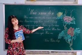 Cô giáo xứ Huế vẽ tranh trên bảng khiến học sinh "thèm" đến lớp