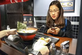 Có gì ở quán mì của Seung Ri khiến giới trẻ "làm loạn" phố HN
