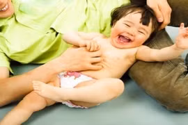 Mẹ quen tay cù lét, véo mũi con là vô cùng nguy hiểm