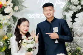 "Hot girl ngân hàng" chiếm spotlight ngày "theo chàng về dinh"