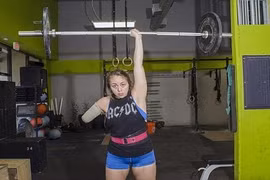 Choáng với tài nâng tạ của cô gái khuyết tật