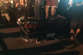 Thanh niên giẫm lên ô tô xem ca nhạc nghỉ lễ 2/9