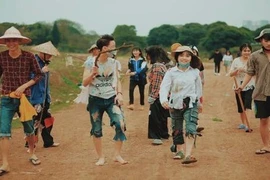 Teen Hà thành hóa thân thành ăn mày với bộ ảnh kỷ yếu đặc biệt