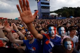 Biển người đổ ra đường ăn mừng Pháp trở thành vô địch World Cup 2018