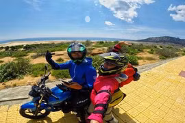 Ghen tỵ với chuyến phượt xuyên Việt bằng xe máy của cặp đôi Hà thành