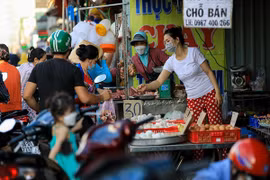 Chợ tự phát ở TP.HCM vẫn đông sau lệnh dừng hoạt động