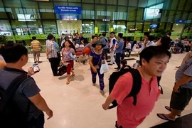 Tần số đài không lưu Tân Sơn Nhất bị "đè"?
