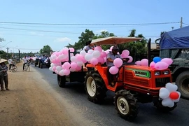 A đây rồi: Màn rước dâu bằng máy cày ở Nghệ An gây "bão"