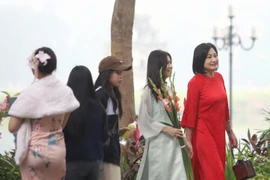 Mùng 4 Tết Ất Tỵ thời tiết đẹp, người dân ra đường du Xuân