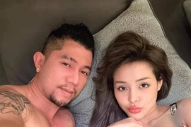 Ngân 98 và bạn trai đăng ảnh nhức mắt với đồ quá thiếu vải